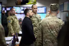 Президент Зеленський в оточенні військових в Покровську.