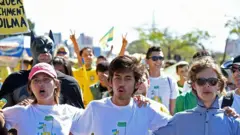 Kim Kataguiri com 19 anos em uma manifestação ao lado de outros militantes do MBL.