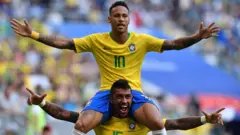 نيمار وبولينيو احتفلا بالهدف