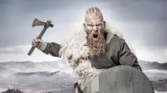 Um exemplar de viking segura um machado
