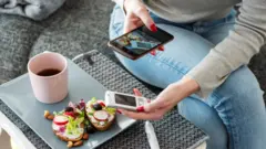 मधुमेह भएकी एक महिला ब्रेक्फास्ट खाँदै