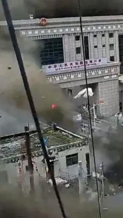 นาทีน้ำพัดถล่มด่านชายแดนจีน-เนปาล