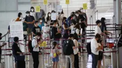 23일 오전 서울 김포국제공항 국내선청사에서 여름 휴가철을 맞아 여행객들이 탑승을 위해 줄을 서 기다리고 있다