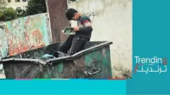 تعاطف مع طفل سوري لاجئ يقرأ كتابا في حاوية نفايات في لبنان