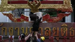 ประท้วงหน้าศาลยุติธรรม
