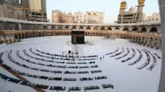 عدد محدود من الناس في باحة الحرم المكي