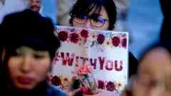متظاهرون يتجمعون في مسيرة تسمى 'Flower Demo' لانتقاد أحكام البراءة الأخيرة في قضايا الاغتصاب المزعومة في اليابان والدعوة إلى مراجعة قانون مكافحة الجرائم الجنسية ، أمام محطة طوكيو ، اليابان ، في 11 يونيو 2019.