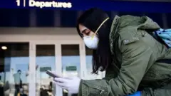 માસ્કવાળી મહિલાની તસવીર