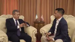 Олий Мажлис Сенати раисининг биринчи ўринбосари Содиқ Сафоев ва Би-би-си мухбири Ибрат Сафо.