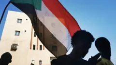 بدت المشاركة في العصيان المدني الذي دعا له تجمع المهنيين السودانيين يومي الأحد والاثنين رفضا للانقلاب العسكري، محدودة بسبب انقطاعات الإنترنت والهاتف إضافة إلى الأزمة الاقتصادية.