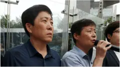 박정오 큰샘 대표(오른쪽)가 7월 27일 오후 서울 서초구 서울행정법원 앞에서 열린 '자유북한운동연합'과 '큰샘' 법인에 대한 통일부의 설립 허가 취소 결정을 규탄하는 기자회견에서 발언을 하고 있다