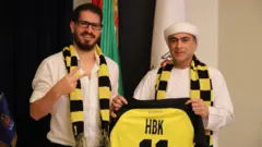 شیخ حمد بن خلیفه آل نهیان در کنار موشه هوگگ