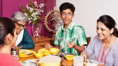 প্রতিদিন একসাথে খাবারের সময় না থাকলেও মাঝেমধ্যে একসাথে খাওয়ার সুফল আছে। কী সেগুলো?