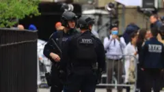 Полицейские у здания суда, Нью-Йорк