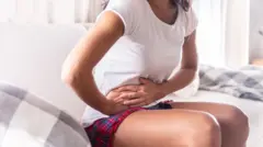 Femme souffrant de douleurs à l'estomac