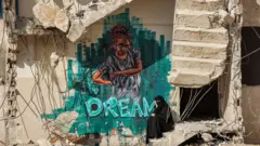 женщина у разрушенного дома в газе