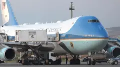 Кейтеринговый грузовик возле самолета Трампа в Анкаре