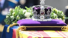 تاج سلطنتی بر فراز تابوت ملکه