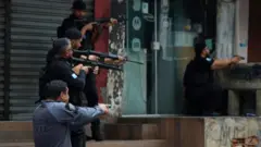 Policiais durante megaoperação policial no Rio de Janeiro