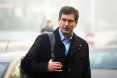 Hasan Nuhanovic chegando para o julgamento de um comandante holandês de tropas da ONU em Arnhem, Holanda, em 2014