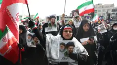 İranlılar, 9 Mart 2026'da Tahran'da, yeni seçilen Dini Lider Ayetullah Mücteba Hameney'e destek vermek için İnkilab Meydanı'nda toplandı.