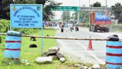 ফুলবাড়ি সীমান্তে গত বছরের অগাস্ট মাসের ছবি। গত এক বছরে সীমান্তের বিভিন্ন স্থলবন্দরে সাধারণ মানুষ ও পণ্য চলাচল তলানিতে এসে ঠেকেছে