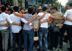 Người ủng hộ luật sư Lê Quốc Quân trước phiên tòa xét xử ông ngày 2/10/2012 tại Hà Nội 