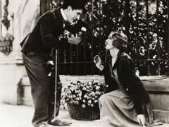 Cena de 'Luzes da Cidade', com Charles Chaplin e Virginia Cherrill. Carlitos tem nas mãos uma das flores vendidas pela florista.