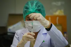 แพทย์เตรียมฉีดวัคซีนป้องกันโควิด-19