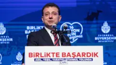 Экрем Имамоглу, мэр Стамбула, выступает на пресс-конференции в Стамбуле в 2020 году