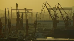 Estaleiro na China, fotografado com luz amarela