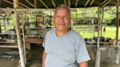 Ricardo Solórzano, posando para a BBC Mundo em sua visita à tumba de Omaira em novembro de 2025.