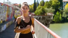 Una mujer corriendo al sol.