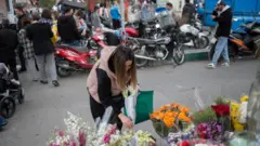 زن جوان بی حجاب در ایران