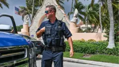 Trump'ın Florida'daki evinde arama yapan bir FBI görevlisi