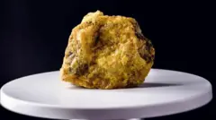 Urugero rw'ibuye ririmo uranium rikoreshwa gutanga ingufu mu nganda