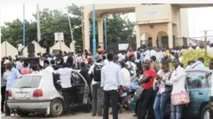 Aworan awọn akẹkọọ niwaju ile ẹkọ naa