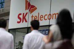 대규모 고객 유심 정보 유출 사고가 발생한 SK텔레콤에 대한 과징금 처분이 내려진 28일 서울 도심의 SK텔레콤 대리점 앞으로 시민들이 지나고 있다.