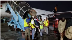 Awon ọmọ Naijiria naa lasiko ti wọn n sọkalẹ ninu ọkọ ofurufu