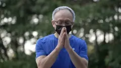 Kim Jung-kil ya biya kuɗi domin daskarar da gawar mahaifiyarsa bayan mutuwarta tana da shekara 80.