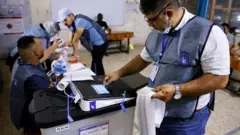 موظفون داخل مركز اقتراع