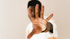 پنجه مردی به سمت دوربین عکاسی