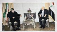 عباس أكبري، القيادي في الحرس الثوري الإيراني والمكلّف بقيادة تنفيذ الخطة الاقتصادية لإيران في سوريا، خلال اجتماع مع وزير الصناعة السوري في أحد فنادق حلب
