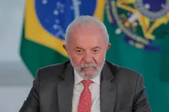 Lula olhando para frente com expressão facial fechada