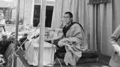 O Dalai Lama fala aos seus seguidores na Índia, em 1959