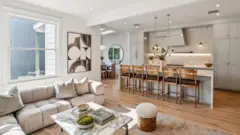 A sala de estar e jantar do apartamento em San Francisco, com área de sofá e mesas de jantar.