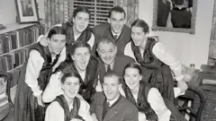 Los cantantes y miembros de la familia von Trapp antes de una actuación en el Town Hall de Nueva York.