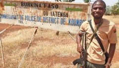 Arouna Louré avec une arme