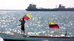Pescador leva bandeira da Venezuela em barco