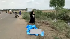 రోడ్డుపైనే మృతదేహం